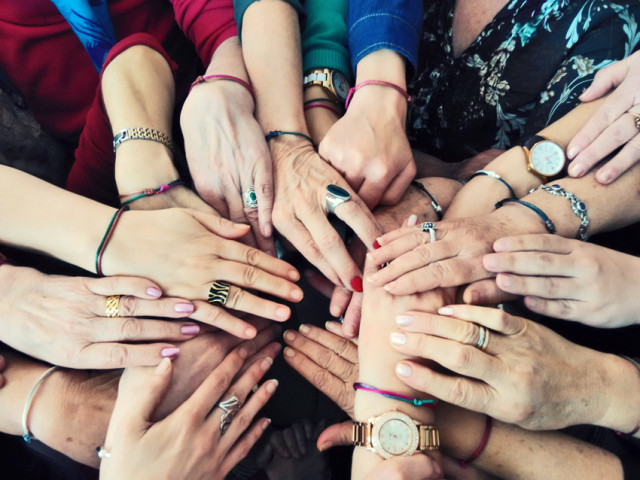 El compromiso, representado por una pulsera